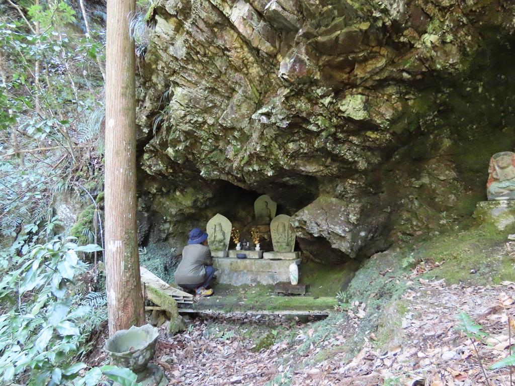 豊峰神社境内16:マントラ内の像を眺める娘