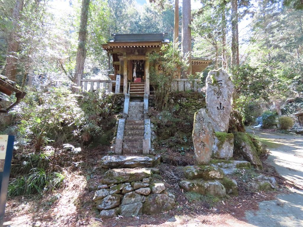 豊峰神社境内22:石鉄山 前神寺