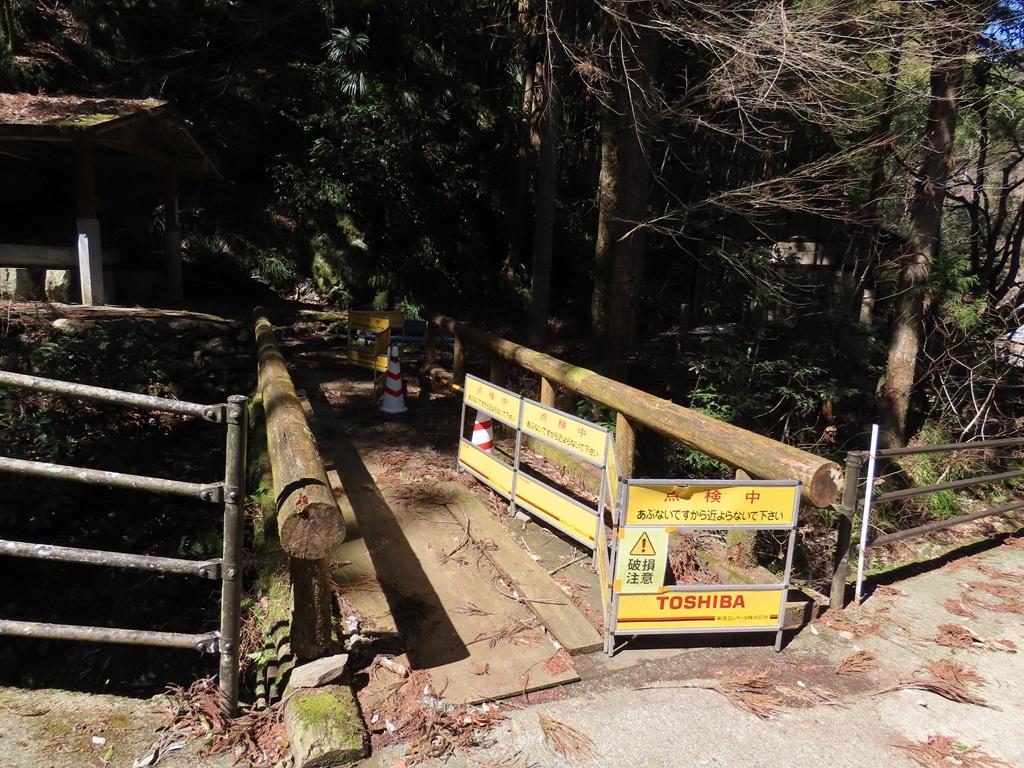 豊峰神社境内25:鳥居前の工事中の橋