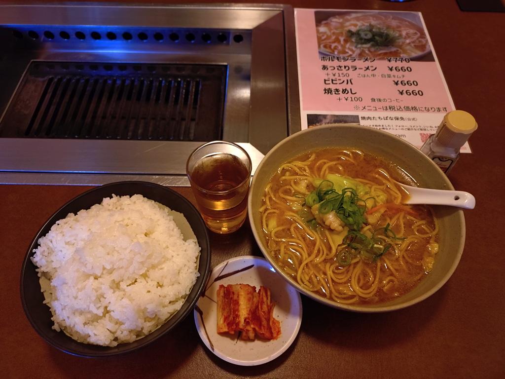 焼肉たちばな保免 ホルモンラーメン ごはん中・白菜キムチ