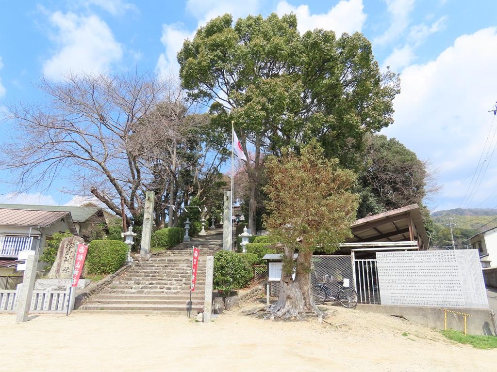 松山神社駐車場、石段
