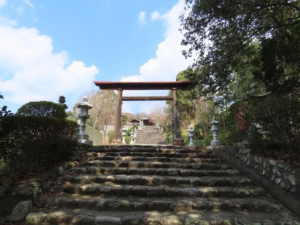 松山神社 石段と鳥居