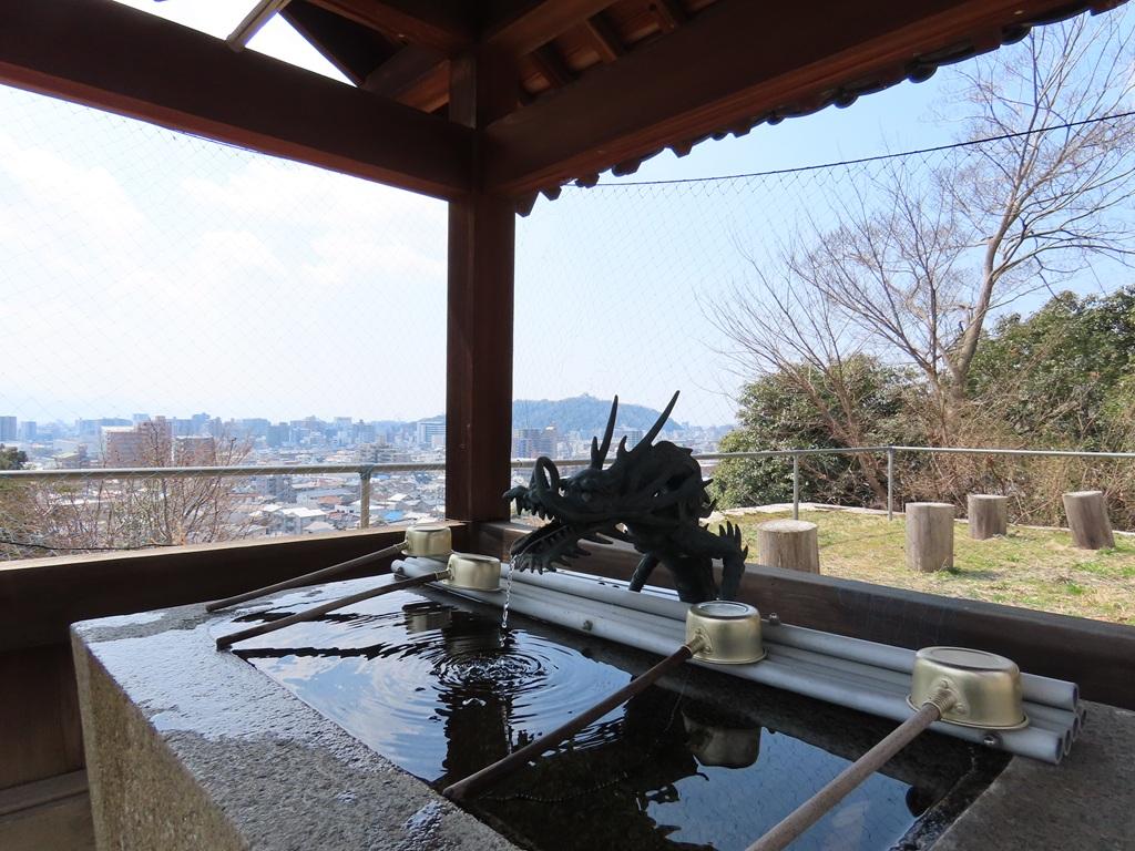 松山神社 手水舎と龍の像