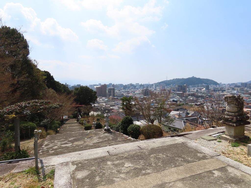 松山神社 唐門・手水舎前から眺める松山神社の石段・松山市街・勝山