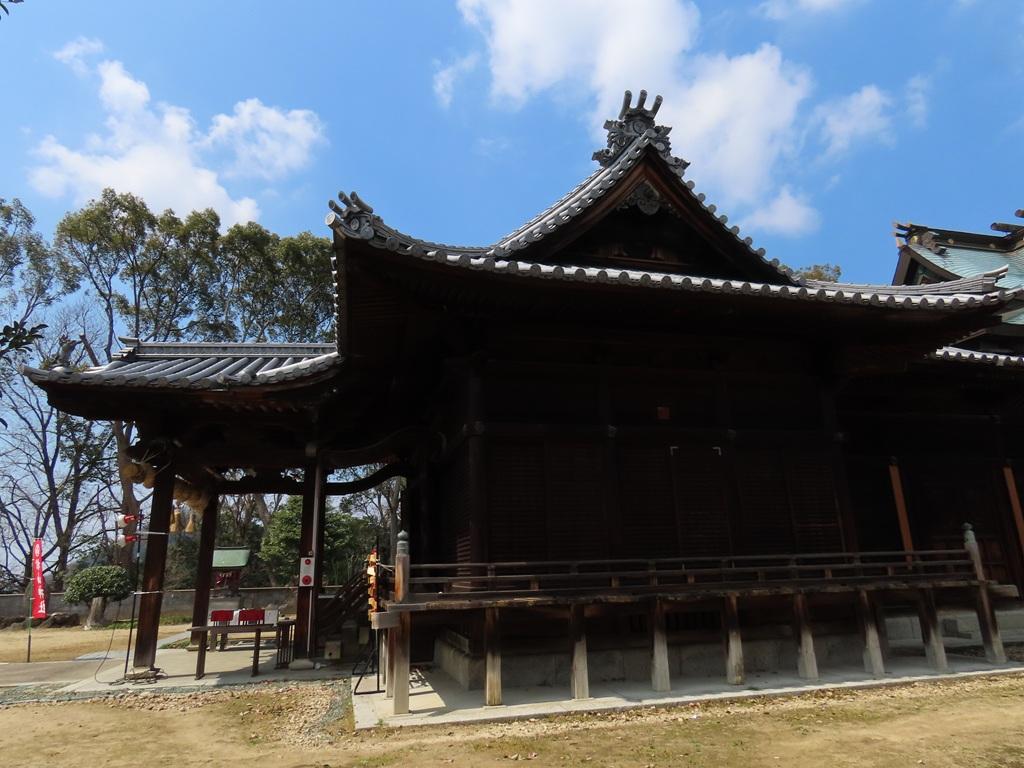 松山神社 拝殿（正面右横から）