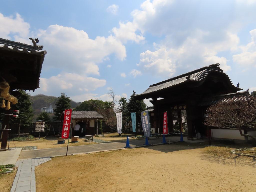 松山神社 授与所、唐門（裏側・横から）