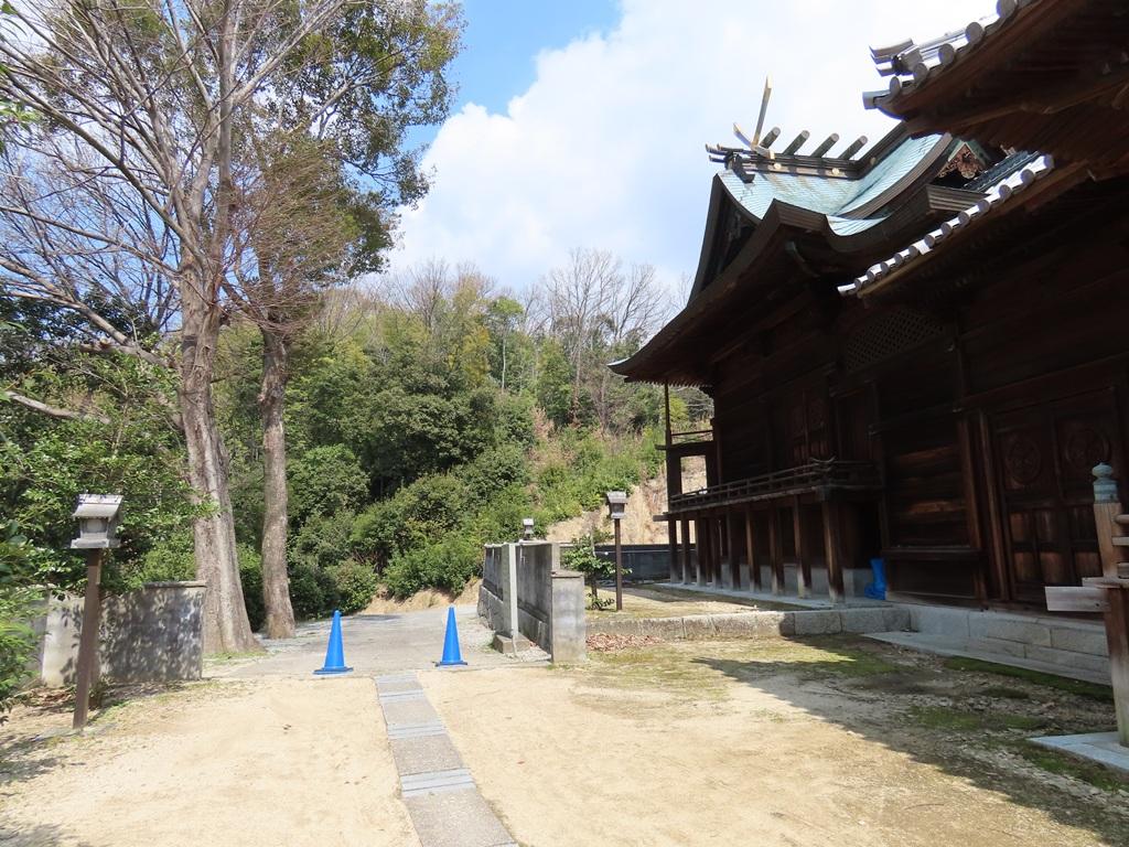 松山神社 本殿 裏参道に続く道