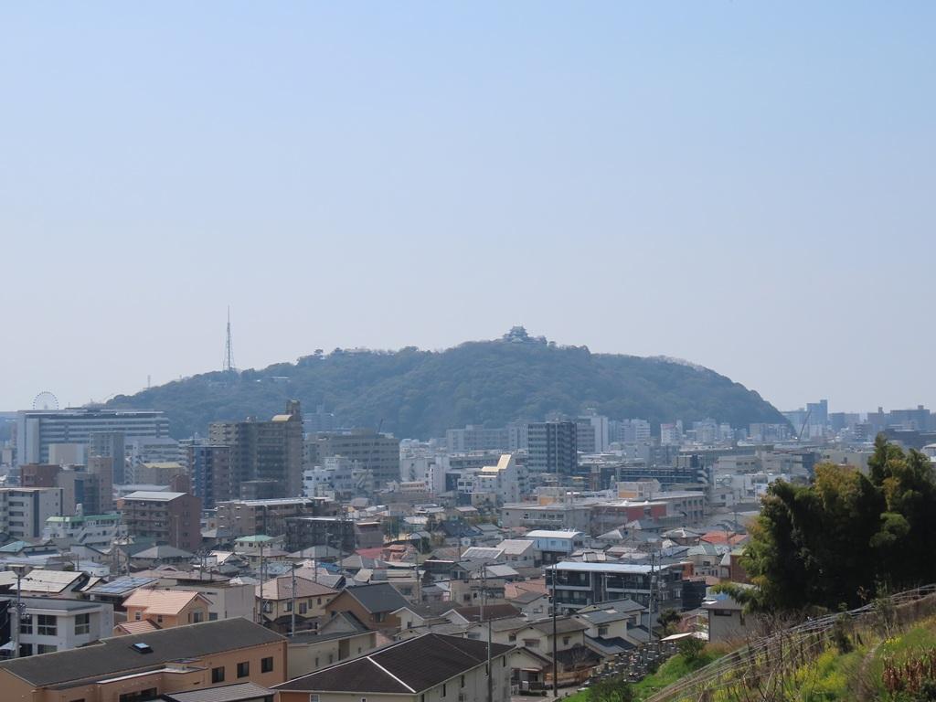 松山神社の裏参道から見た松山市街、勝山・松山城