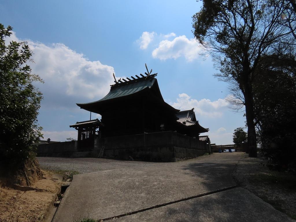 松山神社の裏参道、本殿