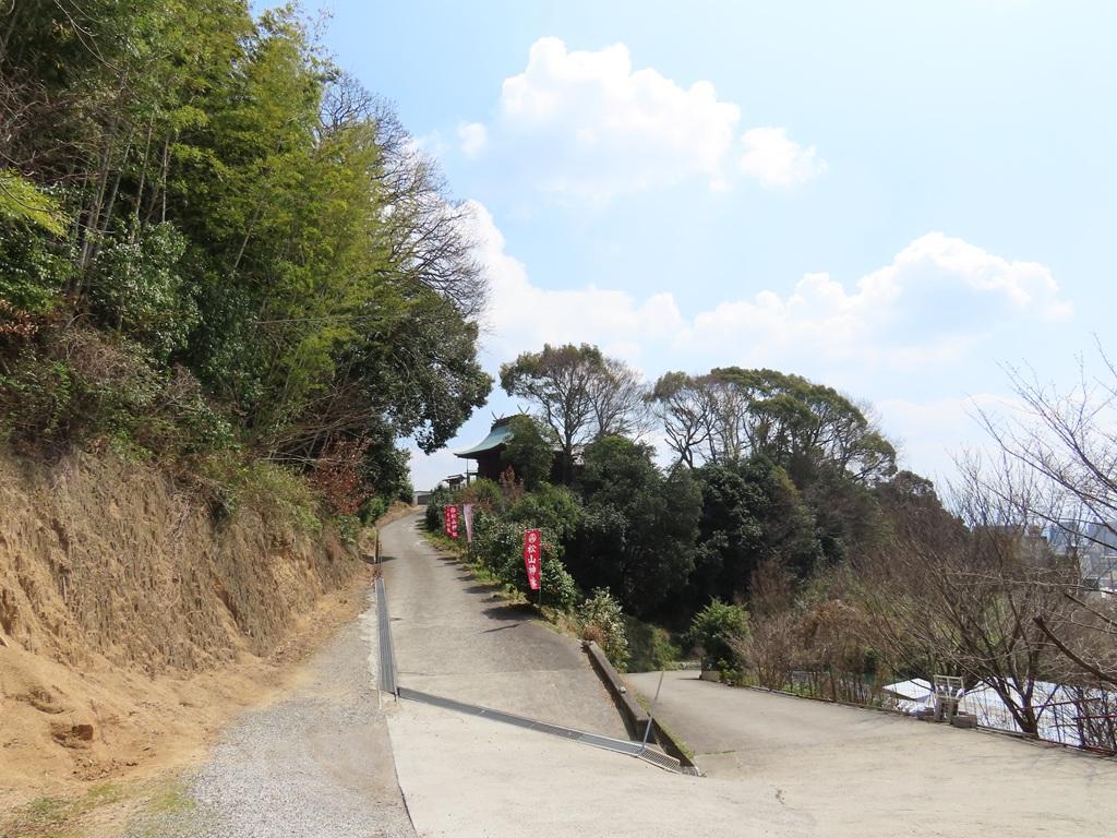 松山神社の裏参道（坂道）