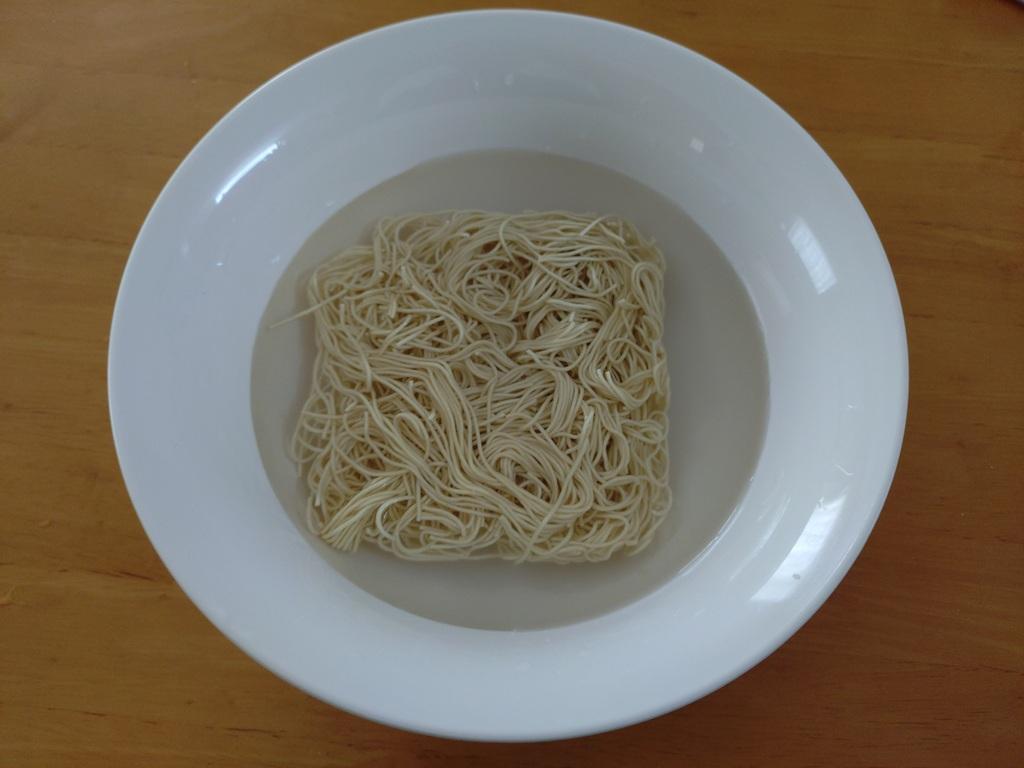 100均レンジ食器×「チャルメラ バリカタ豚骨」麺×水