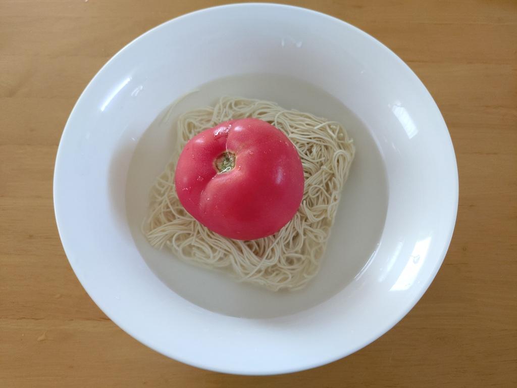 100均レンジ食器×「チャルメラ バリカタ豚骨」麺×水×トマト