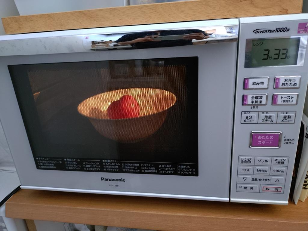 電子レンジで温め中の100均レンジ食器×「チャルメラ バリカタ豚骨」麺×水×トマト