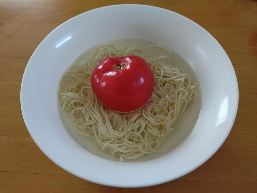 電子レンジで温めた後の100均レンジ食器×「チャルメラ バリカタ豚骨」麺×水×トマト