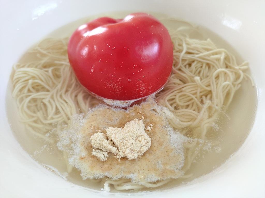 100均レンジ食器×「チャルメラ バリカタ豚骨」麺×水×トマト×粉末スープ