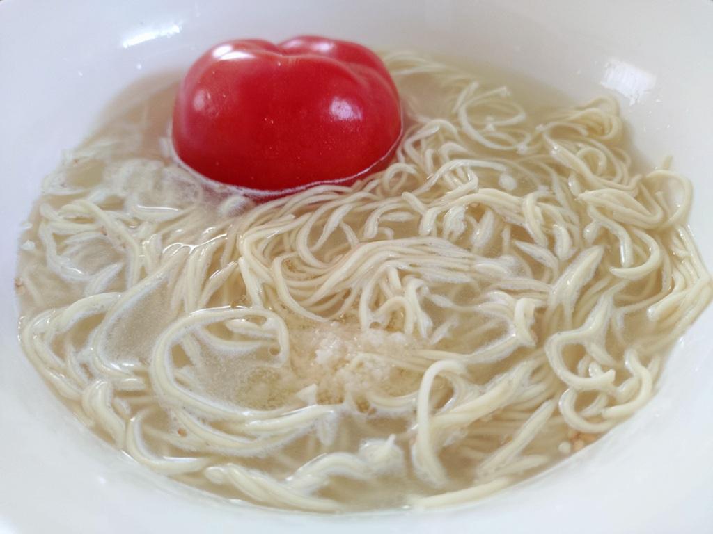 100均レンジ食器×「チャルメラ バリカタ豚骨」麺×水×トマト×粉末スープ×調味油