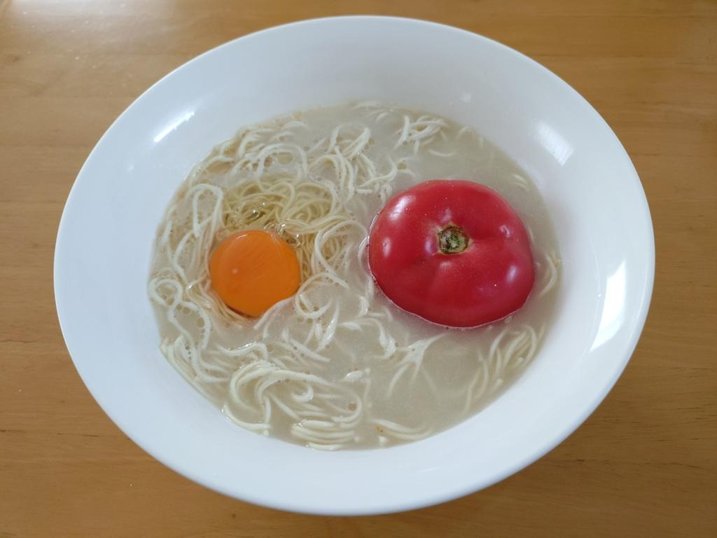 100均レンジ食器×「チャルメラ バリカタ豚骨」麺×水×トマト×生卵