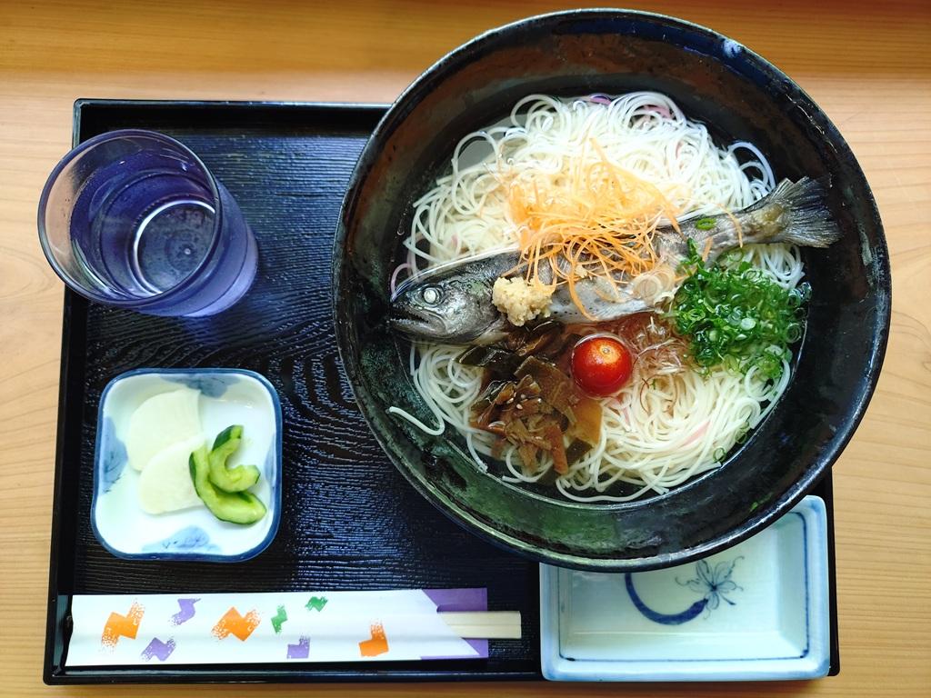 渓泉亭 面河茶屋 あまごそうめん(上からの写真)