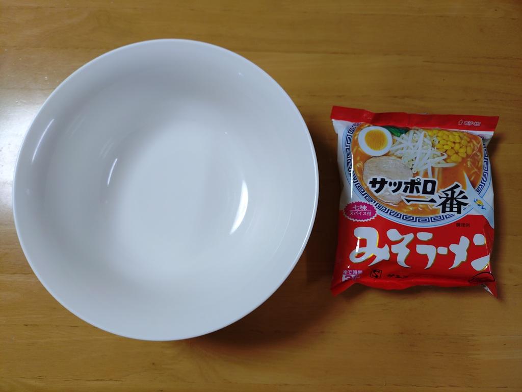 100均レンジ対応食器と袋麺「サッポロ一番 みそラーメン」