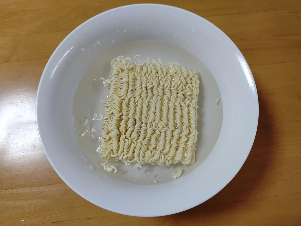 レンジ対応食器＋袋麺「サッポロ一番 みそラーメン」の麺＋水