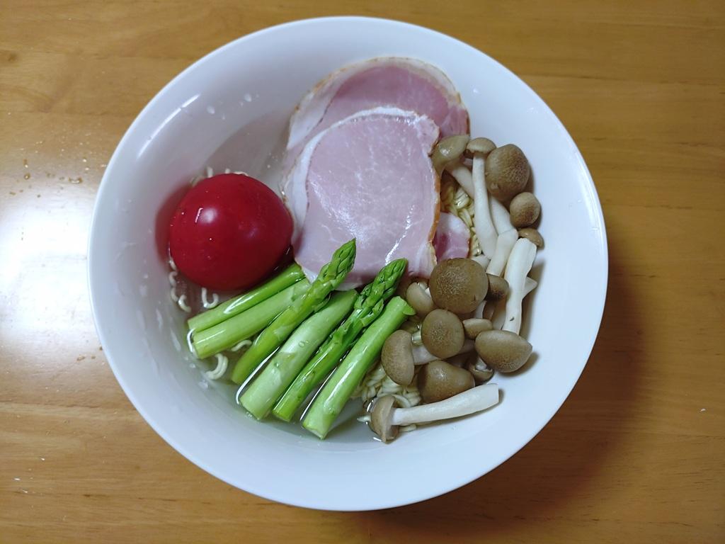 レンジ対応食器＋袋麺「サッポロ一番 みそラーメン」の麺＋水＋トマト＋生卵＋アスパラガス＋ロースハム＋ぶなしめじ
