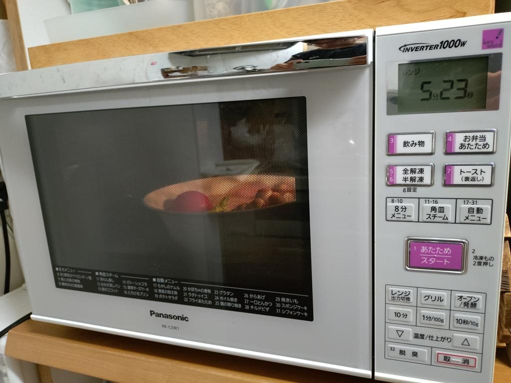 電子レンジで調理中の袋麺「サッポロ一番 みそラーメン」