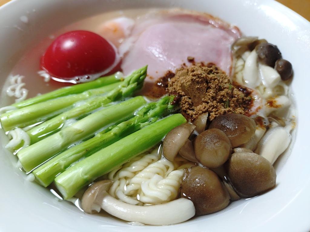 レンジ対応食器＋袋麺「サッポロ一番 みそラーメン」の麺＋水＋トマト＋生卵＋アスパラガス＋ロースハム＋ぶなしめじ＋スープ