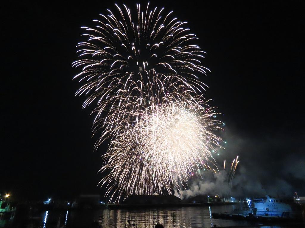第73回 松山港まつり・三津浜花火大会 20時12分頃の打ちあがった直後の花火