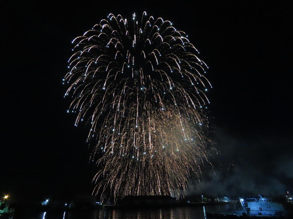 第73回 松山港まつり・三津浜花火大会 20時12分頃の消えつつある花火