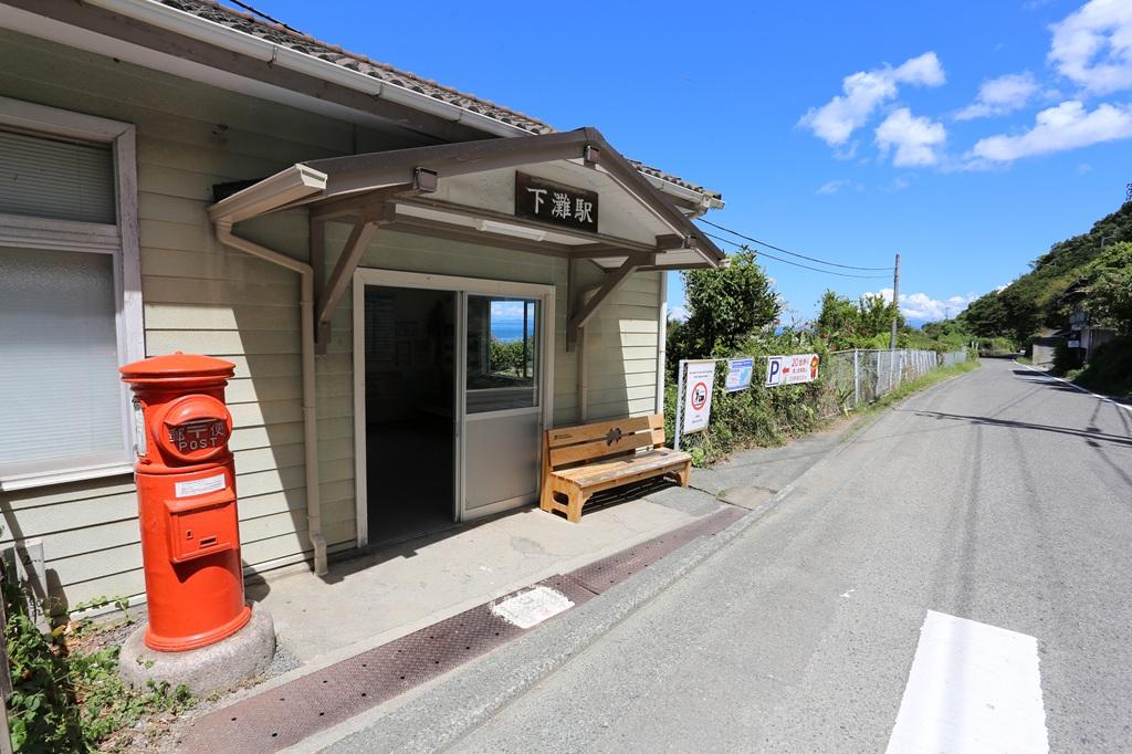 JR下灘駅 駅舎（正面・斜め）