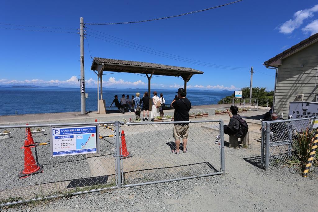 JR下灘駅 ホーム出入口