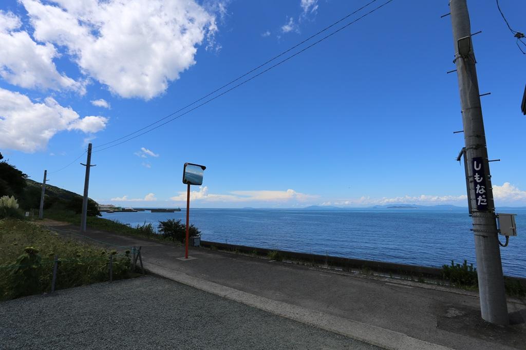 JR下灘駅 ホームミラーと海と平仮名の駅名標