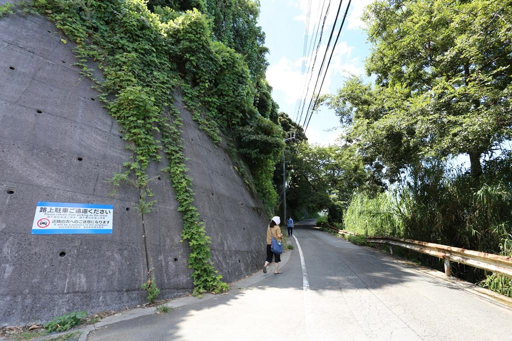 JR下灘駅前の道路（路上駐車ご遠慮くださいの看板）