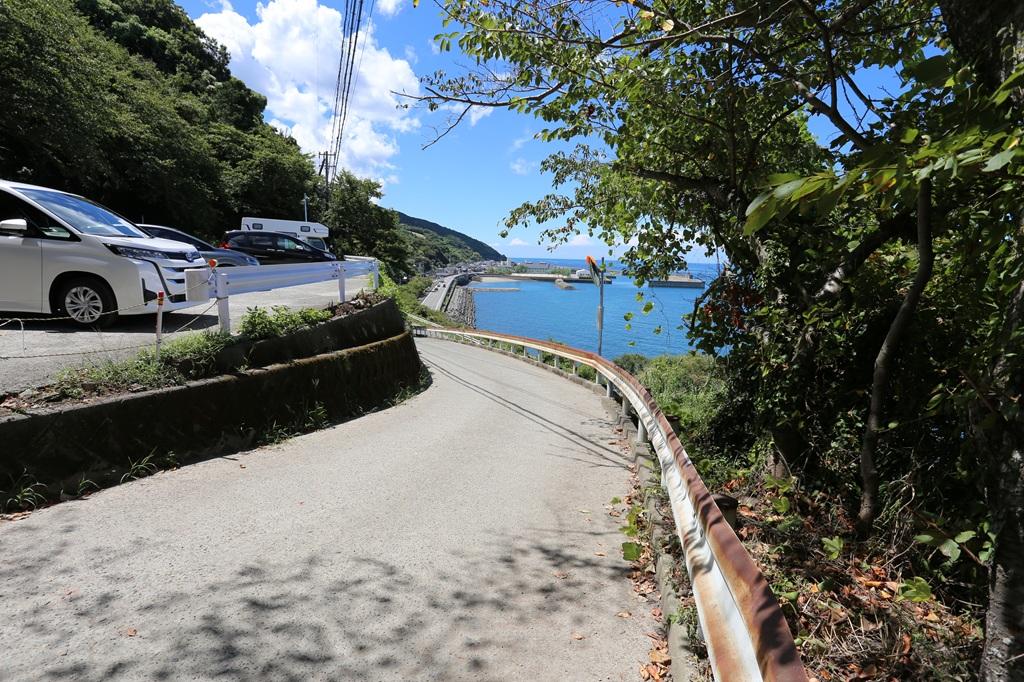 下灘駅臨時駐車場前の道路
