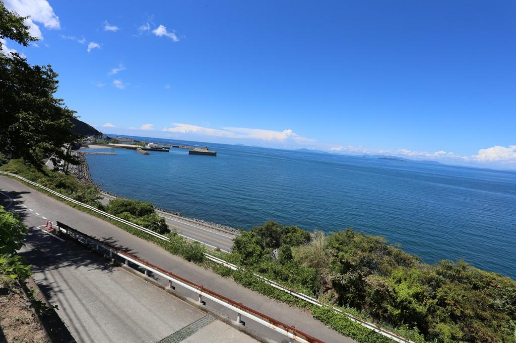 下灘駅臨時駐車場から眺める海と空と国道378号