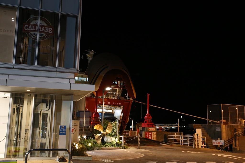 佐賀関港フェリーターミナルと国道九四フェリーから下船中のトラック