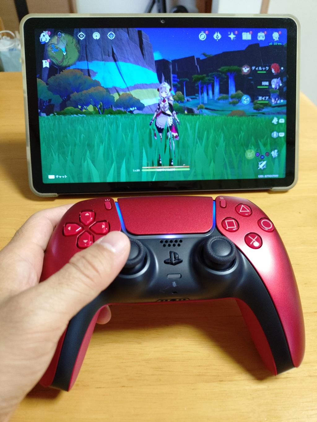 TECLAST T50でプレイする原神のノエルさんをSONY PlayStation 5用のコントローラで操作する様子