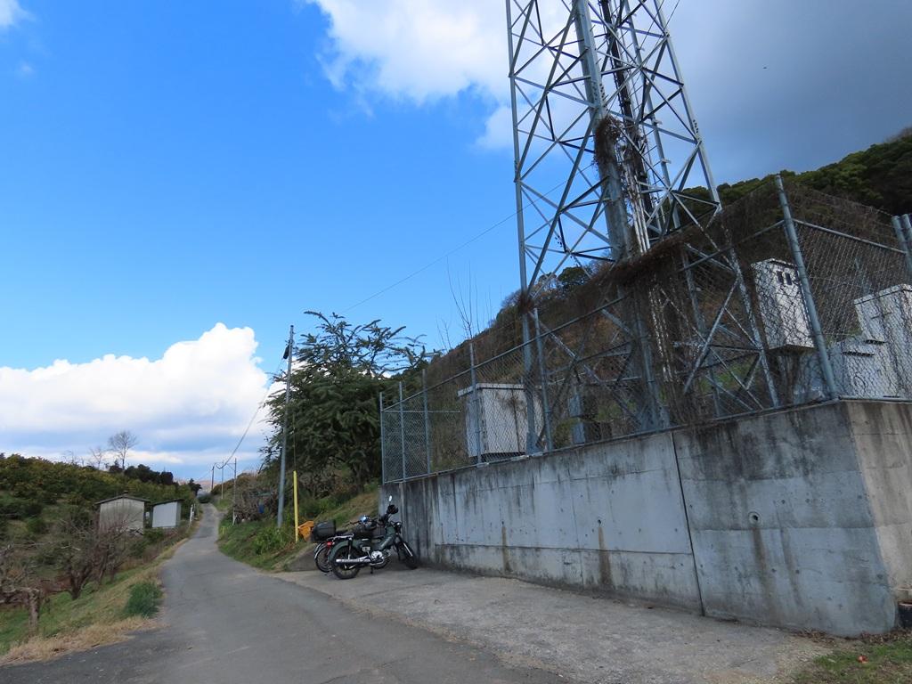 淡路ヶ峠 青い空 坊ちゃんコース登山口前の道路