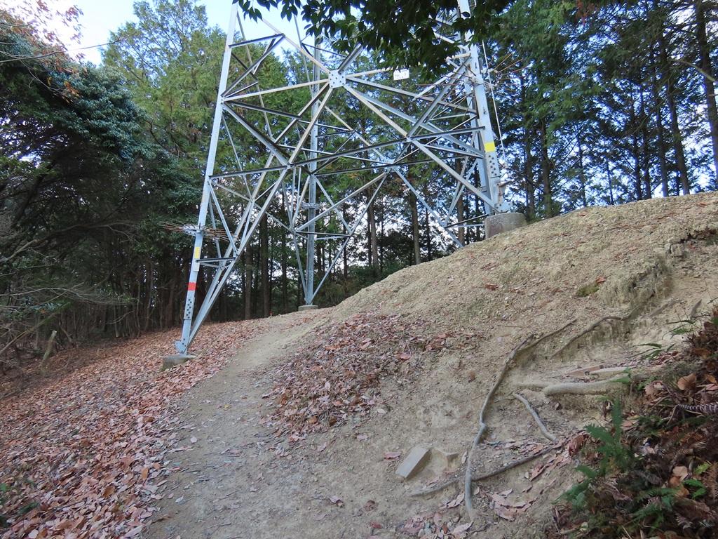 淡路ヶ峠「青い空 坊ちゃんコース」の送電鉄塔（下部）