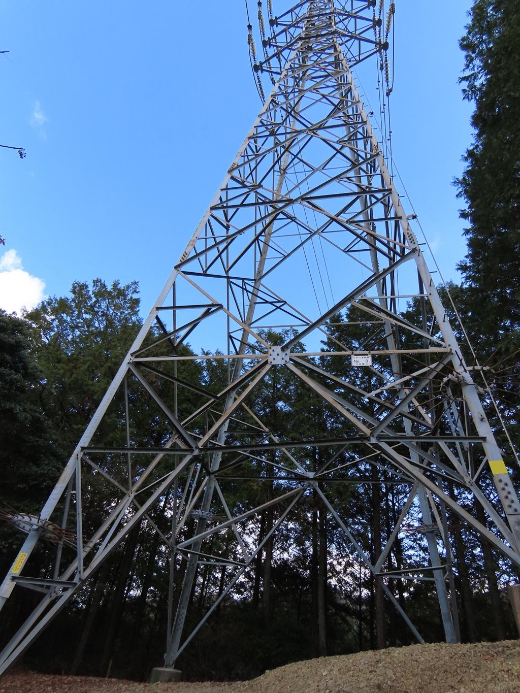 淡路ヶ峠「青い空 坊ちゃんコース」の送電鉄塔（上部）