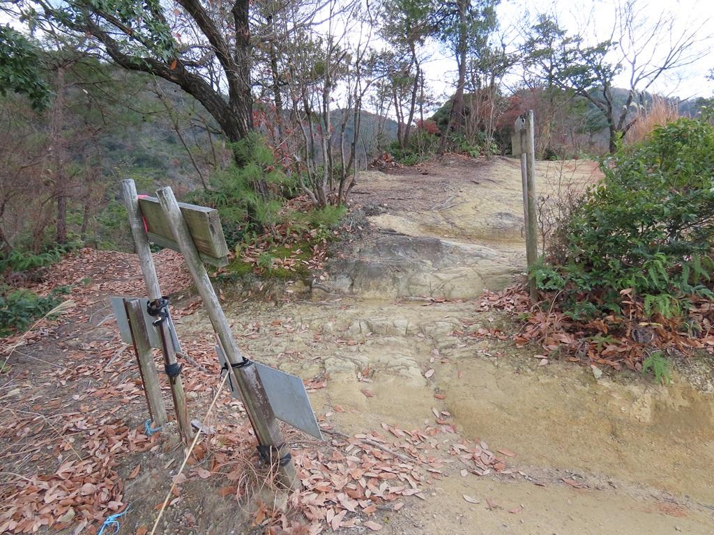 淡路ヶ峠  分岐点の標識付近から眺める淡路ヶ峠への道