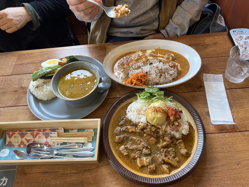 「彼とコーヒー」で注文した３種類のカレーの写真