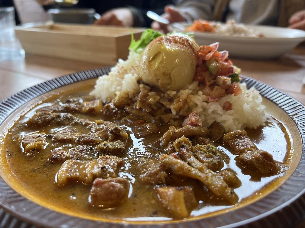 「彼とコーヒー」のカレコの和カレーを横から見た写真