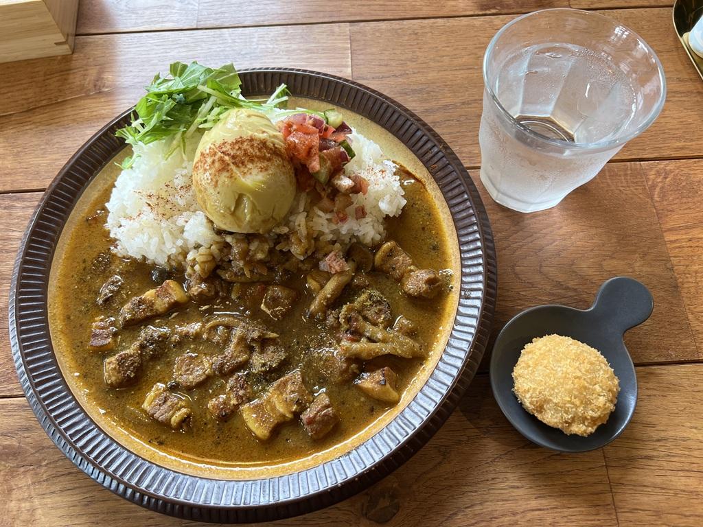 「彼とコーヒー」のカレコの和カレーとコロッケの写真