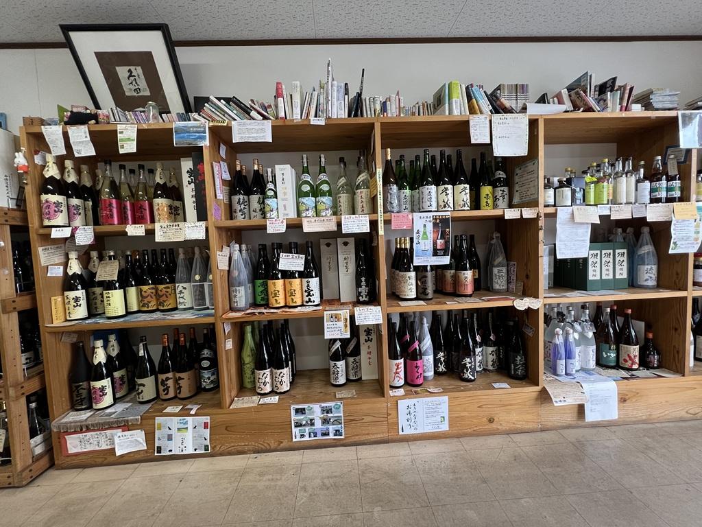 全国のお酒が並ぶ松本酒店の商品棚