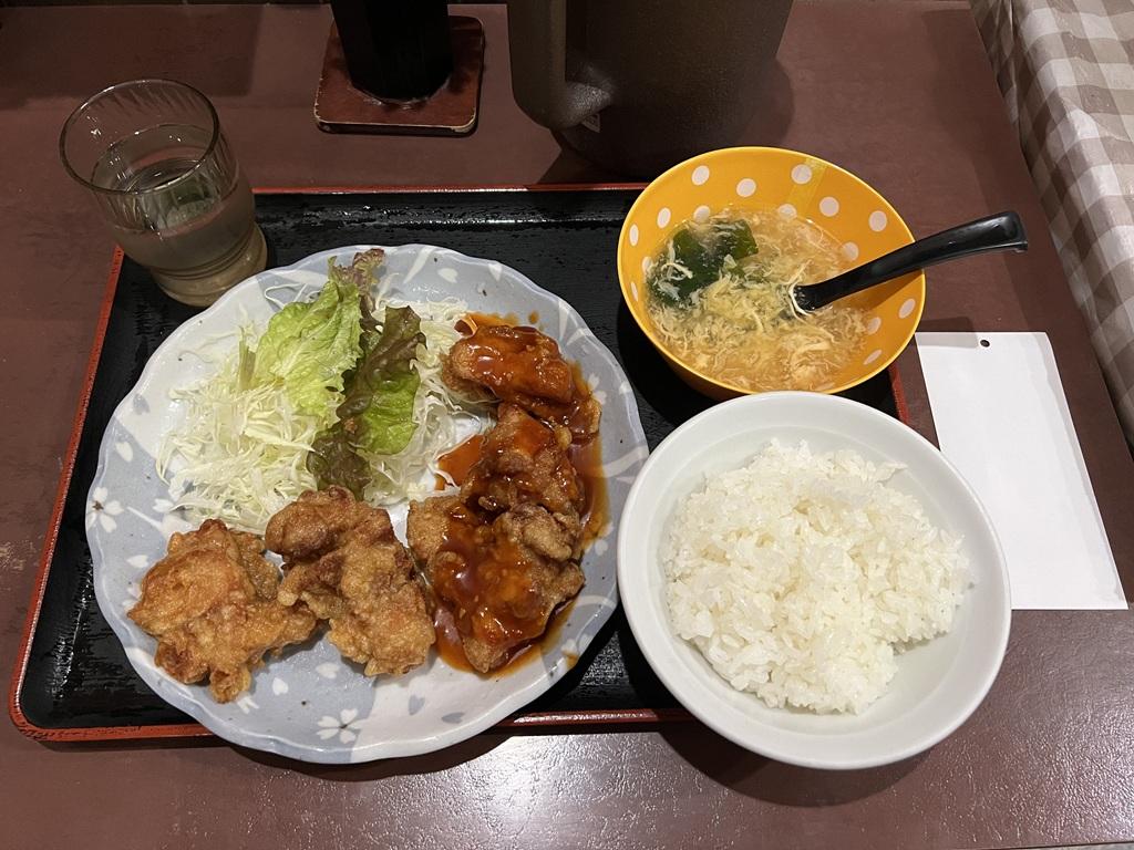 からあげのすたみな亭 カラアゲの甘辛ソース定食（小）を上から見た写真