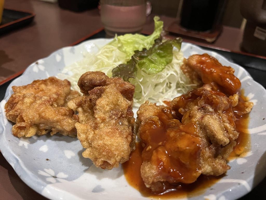 からあげのすたみな亭 カラアゲの甘辛ソース定食（小）を横から見た写真