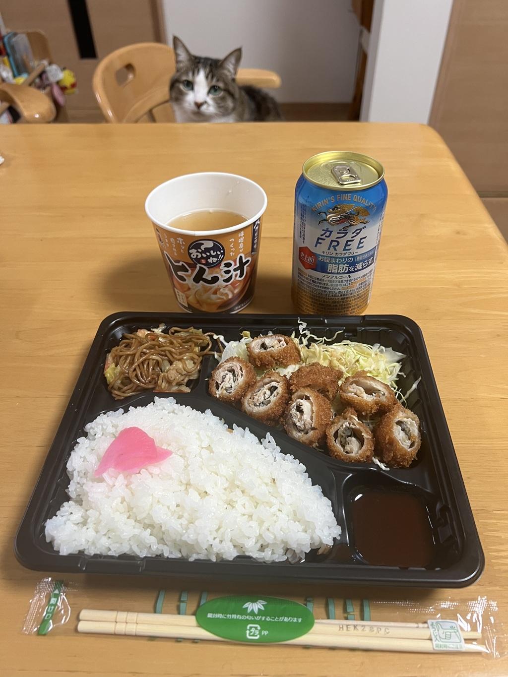 ごはんやの日替わり弁当 コープの豚汁 カラダFREE 弁当を遠くから見つめる猫（ゆきお）