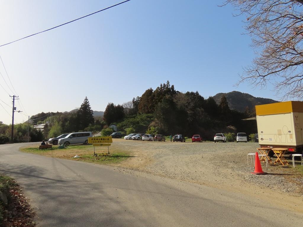 犬寄峠の黄色い丘 駐車場