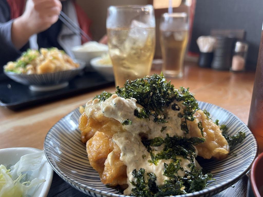 炭焼きトリコ チキン南蛮ノリ海苔タルタルを横から見た写真